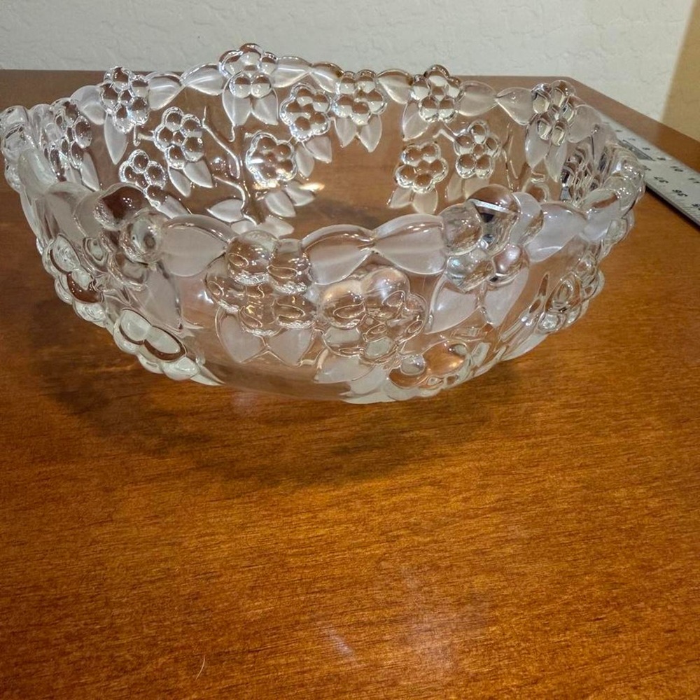 Mikasa Crystal Glass Bowl Carmen Pattern Embossed Flowers Frosted Leaves 8.75 in